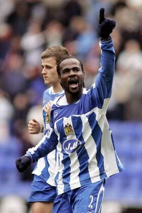 Pascal Chimbonda (re.) jubelt mit Ryan Taylor (beide Wigan) - EDITORIAL USE ONLY. No use with unauthorised audio, video, data, fixture lists, club league logos or live services. Online in-match use limited to 120 images, no video emulation. No use in betting, games or single club league player publications. Fußball Herren English Premier League 2005 2006, 1. Englische Liga, Wigan Athletic Gruppe Wigan Freude,