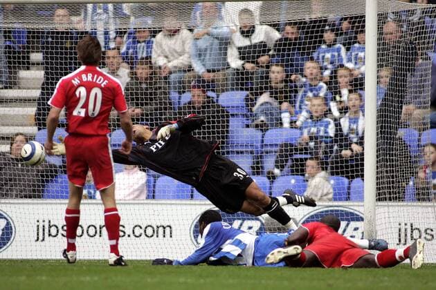 Pascal Chimbonda (2.v.re., Wigan) trifft gegen Torwart Anthony Warner, Brian McBride (li., beide Fulham) - EDITORIAL USE ONLY. No use with unauthorised audio, video, data, fixture lists, club league logos or live services. Online in-match use limited to 120 images, no video emulation. No use in betting, games or single club league player publications. Fußball Herren English Premier League 2005 2006, 1. Englische Liga, Wigan Athletic - FC Fulham 1:0 Gruppe Wigan Dynamik,