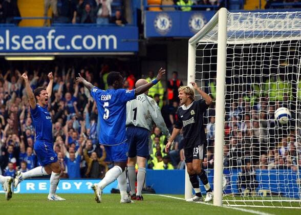 Asier Del Horno (li.) und Mickael Essien (2.v.li., beide Chelsea) jubeln während Michael Gray (re.) und Torwart Brad Friedel (beide Blackburn) enttäuscht sind -  Fußball Herren English Premier League 2005 2006, 1. Englische Liga, Chelsea FC London - Blackburn Rovers Gruppe London Freude, Enttäuschung,