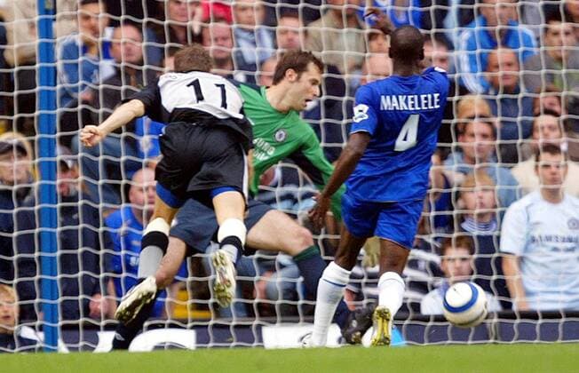 Craig Bellamy (Blackburn, li.) schießt das Tor gegen Torwart Petr Cech (Mitte) und Claude Makelele (beide Chelsea) -  Fußball Herren English Premier League 2005 2006, 1. Englische Liga, Chelsea FC London - Blackburn Rovers Gruppe London Dynamik,