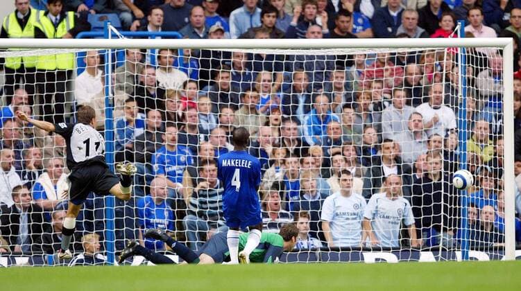 Craig Bellamy (Blackburn, li.) schießt das Tor gegen Torwart Petr Cech und Claude Makelele (beide Chelsea) -  Fußball Herren English Premier League 2005 2006, 1. Englische Liga, Chelsea FC London - Blackburn Rovers Gruppe London Dynamik,