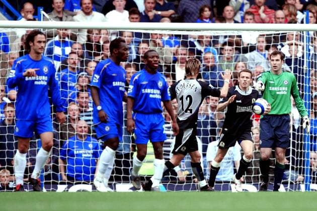 Craig Bellamy (2.v.re.) und Morten Gamst Pedersen (beide Blackburn) jubeln während Torwart Petr Cech (Chelsea, re.) enttäuscht ist -  Fußball Herren English Premier League 2005 2006, 1. Englische Liga, Chelsea FC London - Blackburn Rovers Gruppe London Enttäuschung, Freude,