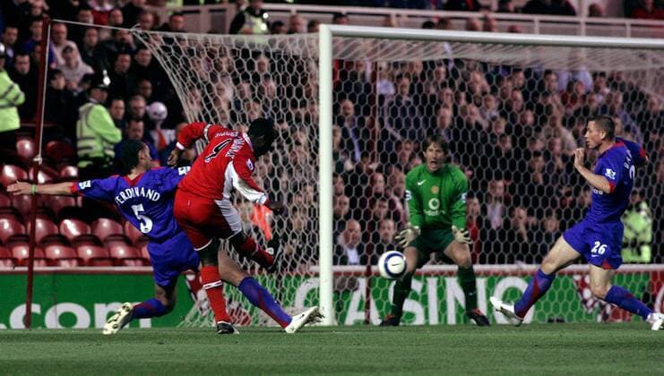 Jimmy Floyd Hasselbaink (Middlesbrough, 2.v.li.) zieht ab gegen Rio Ferdinand (li.), daneben Torwart Edwin van der Sar und Phil Bardsley (alle Manchester United) -  Fußball Herren English Premier League 2005 2006, 1. Englische Liga, FC Middlesbrough - Manchester United 4:1, ManU Gruppe Jerrel, Middlesbrough Dynamik,