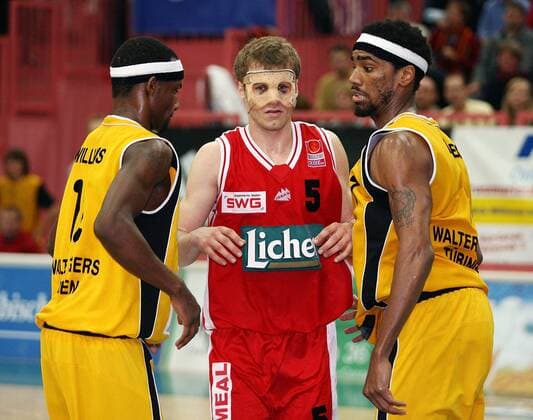 Maskenmann Anton Gavel (Gießen, Mitte) scheint Bingo Merriex (re.) und Antwine Williams (beide Tübingen) Angst zu machen Basketball 1. BL Herren BBL 2005 2006, Walter Tigers Tübingen - Giessen 46ers, 46 ers 86:89 Gruppe Tübingen