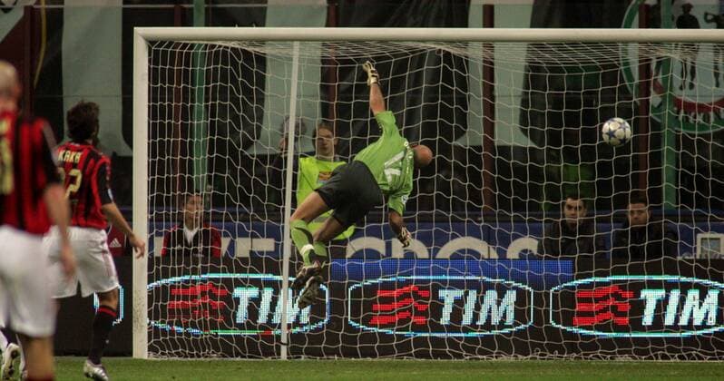 Torwart Antonio Chimenti (Juventus) fliegt vergeblich - der Ball schlägt zum 1:0 im Netz ein -  Fußball Herren Serie A 2005 2006, 1. Italienische Liga, AC Mailand - Juventus Turin 3:1, Juve Gruppe Mailand Dynamik,