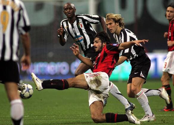 Gennaro Gattuso (Milan, Mitte) gegen Pavel Nedved, hi. Patrick Vieira (beide Juventus) -  Fußball Herren Serie A 2005 2006, 1. Italienische Liga, AC Mailand - Juventus Turin 3:1, Juve Gruppe Mailand Dynamik, Kampf,