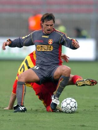 Arturo di Napoli (Messina, vorn) gegen Stovini (Lecce) -  Fußball Herren Serie A 2005 2006, 1. Italienische Liga, US Lecce - FC Messina 0:2 Gruppe Lecce Dynamik, Kampf,