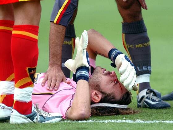 Torwart Marco Storari (Messina) liegt mit einer blutenden Wunde am Boden -  Fußball Herren Serie A 2005 2006, 1. Italienische Liga, US Lecce - FC Messina 0:2 Gruppe Lecce