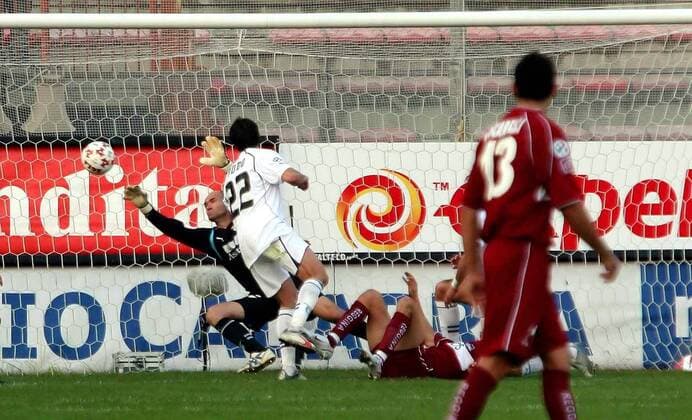 Torwart Marco Ballotta (Lazio) streckt sich nach dem Schuss von Luca Vigiani (Reggina, verdeckt) -  Fußball Herren Serie A 2005 2006, 1. Italienische Liga, Reggina Calcio - Lazio Rom 1:0 Gruppe Reggio Calabria Dynamik, Abwehr,