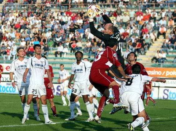 Torwart Marco Ballotta (Lazio) fängt den Ball vor Alessandro Lucarelli (Reggina, vorn) -  Fußball Herren Serie A 2005 2006, 1. Italienische Liga, Reggina Calcio - Lazio Rom 1:0 Gruppe Reggio Calabria Dynamik, Kampf,