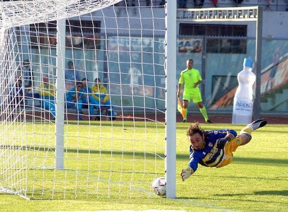 Torwart Luca Bucci (Parma) kommt nicht mehr an den Ball -  Fußball Herren Serie A 2005 2006, 1. Italienische Liga, Parma FC Einzelbild Livorno Dynamik,