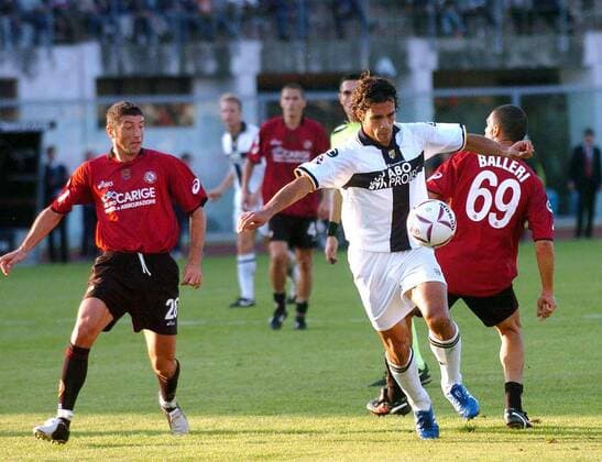 Bernardo Corradi (Parma, Mitte) gegen Dario Passoni (li.) und Balleri (beide Livorno) -  Fußball Herren Serie A 2005 2006, 1. Italienische Liga, AS Livorno - Parma FC 2:0 Gruppe Livorno Dynamik,