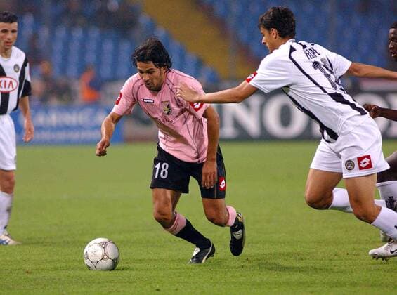 Mario Santana (Palermo, li.) gegen Felipe (Udine) -  Fußball Herren Serie A 2005 2006, 1. Italienische Liga, Udinese Calcio - US Palermo 0:0 Gruppe Udine Dynamik,