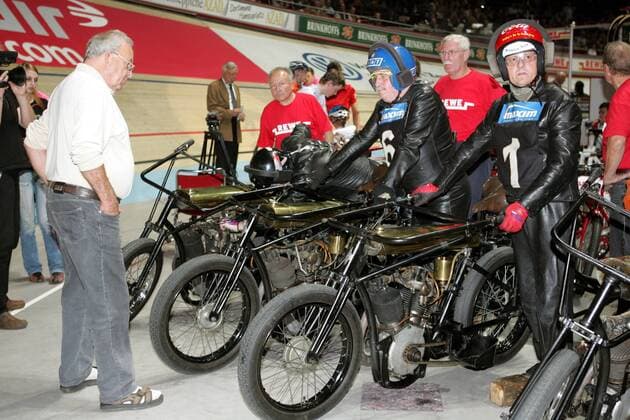 Die Schrittmacher Gerd Gessler (Deutschland, re.) und Rene Aebi (Schweiz) warten auf ihren Einsatz Radsport Herren 64. Dortmunder 6 Tage Rennen 2005, Sechstagerennen, Sechstage, Sechs, Sixdays, Six Days, Rad Gruppe Dortmund
