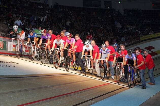 Start zu den Sixdays Dortmund 2005 - V.re. Marty Nothstein (USA), Christoph Meschenmoser, Leif Lampater, Erik Zabel, Lars Teutenberg (alle Deutschland), Bruno Risi (Schweiz), Erik Weispfennig, Gerd Dörich und Sebastian Frei (alle Deutschland) Radsport Herren 64. Dortmunder 6 Tage Rennen 2005, Sechstagerennen, Sechstage, Sechs, Sixdays, Six Days, Rad Totale Dortmund