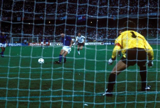 Salvatore Schillaci (Italien) trifft per Elfmeter gegen Torwart Peter Shilton (England) zum 2:1 Fußball WM Herren Weltmeisterschaft 1990, Nationalmannschaft, Nationalteam, Nationaltrikot, Spiel um Platz 3 Totale Bari Dynamik,