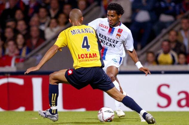 Florent Malouda (re., Lyon) gegen Miranda (Sochaux) Fußball Herren Ligue Une 2005 2006, 1. Französische Liga, Olympique Lyonnais - FC Sochaux Montbeliard 1:0, OL, Vdig Gruppe pan11300 Lyon Dynamik,  