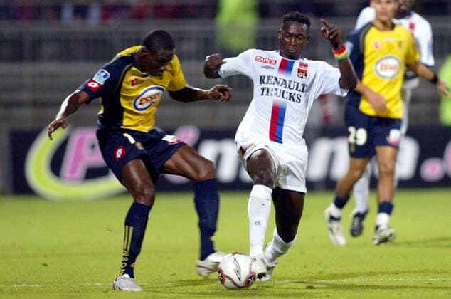 Mahamadou Diarra (re., Lyon) gegen Moumouni Dagano (Sochaux) Fußball Herren Ligue Une 2005 2006, 1. Französische Liga, Olympique Lyonnais - FC Sochaux Montbeliard 1:0, OL, Vdig Gruppe pan11300 Lyon  