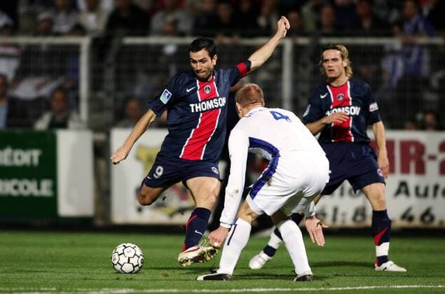 Pauleta (li., Paris St. Germain) gegen Stephane Grichting (Auxerre) Fußball Herren Ligue Une 2005 2006, 1. Französische Liga, AJ Auxerre - Paris Saint Germain 2:0, PSG, Vdig Gruppe pan11302 Auxerre Dynamik,  