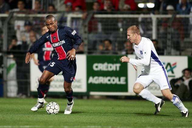 Bonaventure Kalou (li., Paris St. Germain) gegen Stephane Grichting (Auxerre) Fußball Herren Ligue Une 2005 2006, 1. Französische Liga, AJ Auxerre - Paris Saint Germain 2:0, PSG, Vdig Gruppe pan11302 Auxerre  