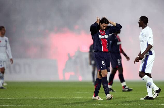 Mario Yepes (li., Paris St. Germain) richtet sich nachdenklich seinen Zopf Fußball Herren Ligue Une 2005 2006, 1. Französische Liga, AJ Auxerre - Paris Saint Germain 2:0, PSG, Vdig Gruppe pan11302 Auxerre Enttäuschung, Nachdenklichkeit,  