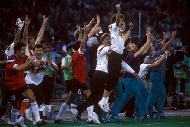 Schlußjubel Weltmeister BR Deutschland, v.li.: Torwart Raimond Aumann (hi.), Uwe Bein, Torwart Andrea Köpke (hi.), Günther Hermann, Karl Heinz Riedle, Paul Steiner, Andreas Möller, die Physiotherapeuten Hans Jürgen Montag und Adolf Katzenmeier und ... Fußball WM Herren Weltmeisterschaft 1990, Nationalmannschaft, Nationalteam, Nationaltrikot, Länderspiel, Emotionen Totale Arzt, Physiotherapeut, Karlheinz, Schrei, schreien Rom, Finale, Teamarzt, Freudenschrei Glück, Begeisterung, Freude,