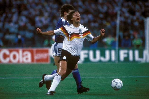 Guido Buchwald (BR Deutschland, re.) wird von Gustavo Dezotti (Argentinien) zu Fall gebracht Fußball WM Herren Weltmeisterschaft 1990, Nationalmannschaft, Nationalteam, Nationaltrikot, Länderspiel, Finale Gruppe Rom Dynamik, Kampf,