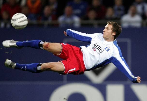 Benjamin Lauth (HSV) - Seitfallzieher Fußball 1. BL Herren DFB Pokal 2005 2006, Pokalspiel, Hamburger SV, Hamburg Einzelbild Hamburg Dynamik