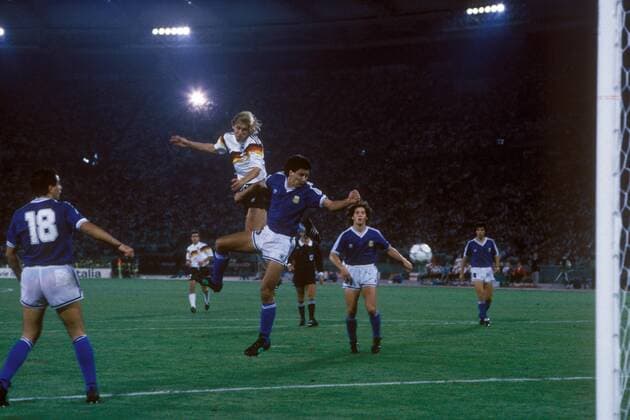 Jürgen Klinsmann (BR Deutschland, 2.v.li.) im Luftkampf gegen Pedro Monzon (Mitte), Jose Serrizuela (li.) und Pedro Antonio Troglio (alle Argentinien, re.) schauen zu Fußball WM Herren Weltmeisterschaft 1990, Nationalmannschaft, Nationalteam, Nationaltrikot, Länderspiel, Finale Totale Rom Dynamik, Höhe, Kampf,