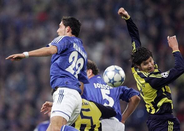 Kevin Kuranyi (Schalke, li.) gegen Fabio Luciano (Fenerbahce) Fußball EC 1 Herren Champions League 2005 2006, FC Schalke 04 - Fenerbahce Istanbul 2:0 Gruppe Gelsenkirchen Dynamik,