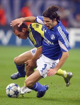Levan Kobiashvili (Schalke, re.) kommt gegen Serkan Balci (Fenerbahce) zu Fall Fußball EC 1 Herren Champions League 2005 2006, FC Schalke 04 - Fenerbahce Istanbul 2:0 Gruppe Gelsenkirchen Dynamik, Kampf,