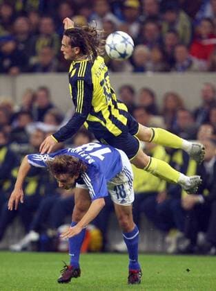 Tuncay Sanli (Fenerbahce) springt auf Rafinha (Schalke) Fußball EC 1 Herren Champions League 2005 2006, FC Schalke 04 - Fenerbahce Istanbul 2:0 Gruppe Gelsenkirchen Dynamik, Höhe, Kampf,