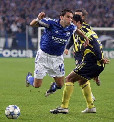 Lincoln (Schalke, li.) kommt gegen Ümit Özat (Fenerbahce) zu Fall Fußball EC 1 Herren Champions League 2005 2006, FC Schalke 04 - Fenerbahce Istanbul 2:0 Gruppe Gelsenkirchen Dynamik,