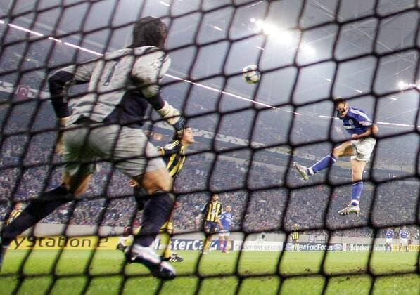 Ebbe Sand (Schalke, re.) erzielt das Kopfballtor gegen Torwart Volkan Demirel (Fenerbahce) Fußball EC 1 Herren Champions League 2005 2006, FC Schalke 04 - Fenerbahce Istanbul 2:0 Gruppe Gelsenkirchen Dynamik,