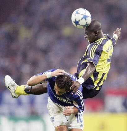 Stephen Appiah (Fenerbahce, re.) gegen Lincoln (Schalke) Fußball EC 1 Herren Champions League 2005 2006, FC Schalke 04 - Fenerbahce Istanbul 2:0 Gruppe Gelsenkirchen Dynamik, Kampf,