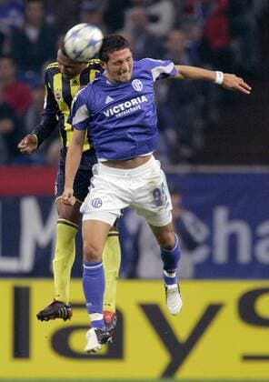 Marco Aurelio (Fenerbahce, li.) gegen Kevin Kuranyi (Schalke) Fußball EC 1 Herren Champions League 2005 2006, FC Schalke 04 - Fenerbahce Istanbul 2:0 Gruppe Gelsenkirchen Dynamik, Kampf, Höhe,