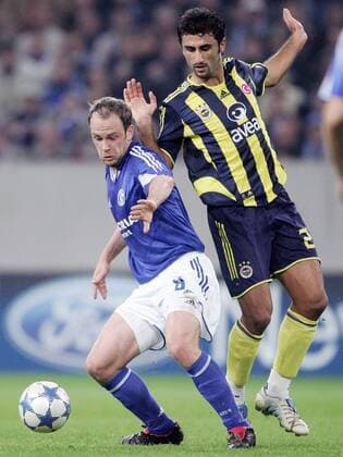 Fabian Ernst (Schalke, li.) gegen Selcuk Sahin (Fenerbahce) Fußball EC 1 Herren Champions League 2005 2006, FC Schalke 04 - Fenerbahce Istanbul 2:0 Gruppe Gelsenkirchen Dynamik,