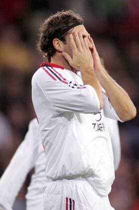 Christian Vieri (Milan) fassungslos -  Fußball EC 1 Herren Champions League 2005 2006, AC Mailand Einzelbild Eindhoven Enttäuschung, Verzweiflung,