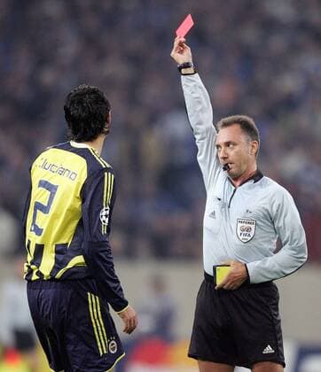 FIFA Schiedsrichter Luis Medina Cantalejo (Spanien) zeigt Fabio Luciano (Fenerbahce) die rote Karte Fußball EC 1 Herren Champions League 2005 2006, Fenerbahce Istanbul Gruppe Gelsenkirchen