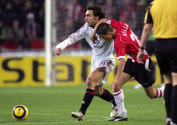Andrea Pirlo (Milan, li.) gegen Ibrahim Afellay (Eindhoven) -  Fußball EC 1 Herren Champions League 2005 2006, PSV Eindhoven - AC Mailand 1:0 Gruppe Eindhoven Dynamik,