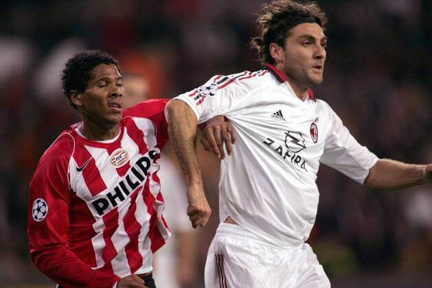 Christian Vieri (Milan, re.) gegen Michael Lamey (Eindhoven) -  Fußball EC 1 Herren Champions League 2005 2006, PSV Eindhoven - AC Mailand 1:0 Gruppe Eindhoven Dynamik,