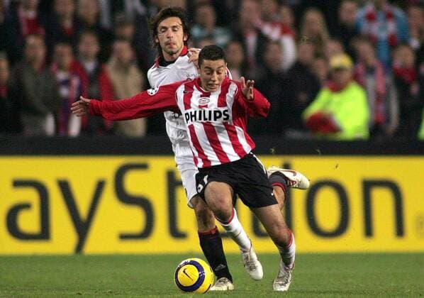 Ismail Aissati (Eindhoven, vorn) gegen Andrea Pirlo (Milan) -  Fußball EC 1 Herren Champions League 2005 2006, PSV Eindhoven - AC Mailand 1:0 Gruppe Eindhoven Dynamik,