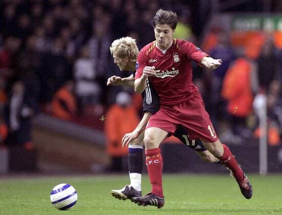 Xabi Alonso (Liverpool, re.) gegen Christian Wilhelmsson (Anderlecht) - EDITORIAL USE ONLY. No use with unauthorised audio, video, data, fixture lists, club league logos or live services. Online in-match use limited to 120 images, no video emulation. No use in betting, games or single club league player publications. Fußball EC 1 Herren Champions League 2005 2006, FC Liverpool - RSC Anderlecht 3:0 Gruppe Liverpool Dynamik,