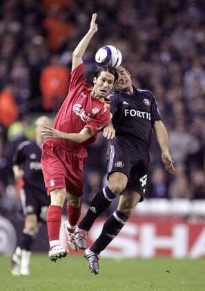 Luis Garcia (Liverpool, li.) gegen Yves Vanderhaeghe (Anderlecht) - EDITORIAL USE ONLY. No use with unauthorised audio, video, data, fixture lists, club league logos or live services. Online in-match use limited to 120 images, no video emulation. No use in betting, games or single club league player publications. Fußball EC 1 Herren Champions League 2005 2006, FC Liverpool - RSC Anderlecht 3:0 Gruppe Liverpool Dynamik,