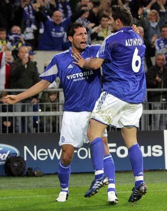 Kevin Kuranyi (li.) und Hamit Altintop (beide Schalke) - Torjubel Fußball EC 1 Herren Champions League 2005 2006, FC Schalke 04 Gruppe Gelsenkirchen Freude, Begeisterung,
