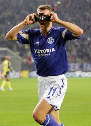 Ebbe Sand (Schalke) lüftet beim Torjubel seine Gesichtsmaske Fußball EC 1 Herren Champions League 2005 2006, FC Schalke 04 Einzelbild Gelsenkirchen Freude,
