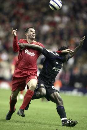 Jamie Carragher (Liverpool, li.) gegen Mbo Mpenza (Anderlecht) -  Fußball EC 1 Herren Champions League 2005 2006, FC Liverpool - RSC Anderlecht 3:0 Gruppe Liverpool Dynamik, Kampf,
