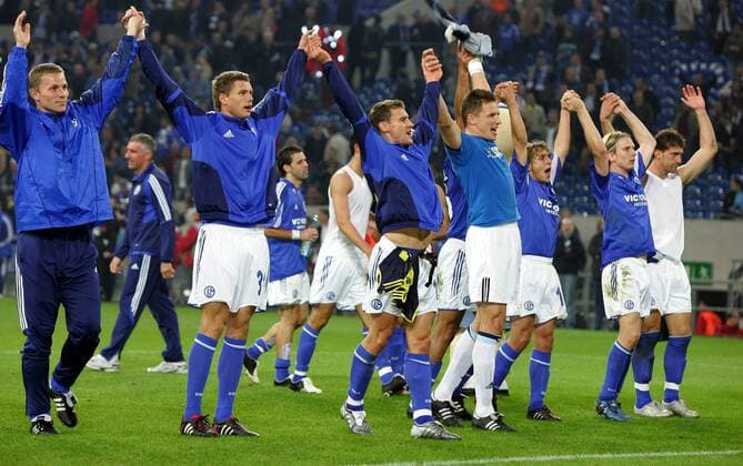 Schlussjubel Schalke, v. li.: Tomasz Waldoch, Sebastian Boenisch, Ebbe Sand, Torwart Frank Rost, Rafinha, Christian Poulsen und Marcelo Jose Bordon Fußball EC 1 Herren Champions League 2005 2006, FC Schalke 04 Gruppe Gelsenkirchen Freude,