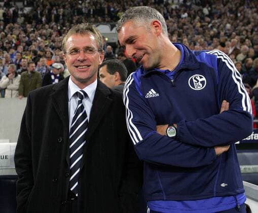 Trainer Ralf Rangnick (li.) und sein Assistent Mirko Slomka (beide Schalke) amüsieren sich Fußball EC 1 Herren Champions League 2005 2006, FC Schalke 04 Gruppe Gelsenkirchen Freude,