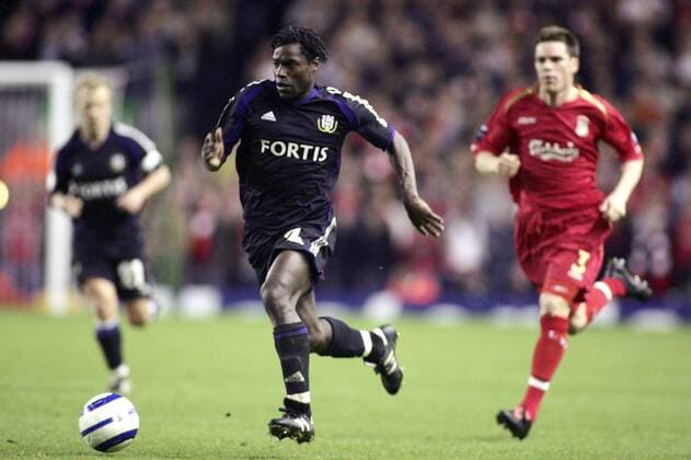 Mbo Mpenza (Anderlecht, li.) am Ball, dahinter Stephen Finnan (Liverpool) -  Fußball EC 1 Herren Champions League 2005 2006, FC Liverpool - RSC Anderlecht 3:0 Gruppe Liverpool Dynamik,